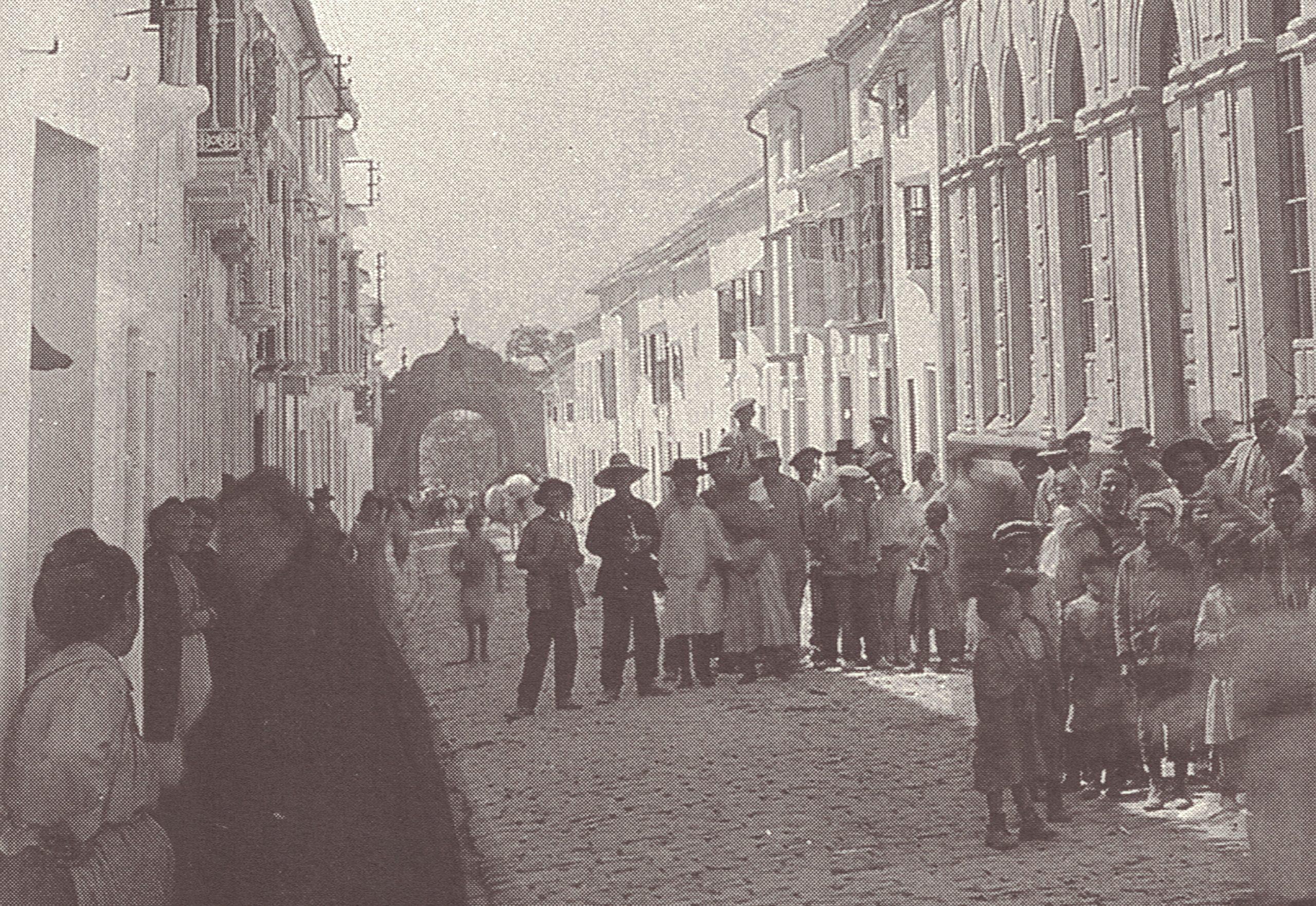 Los arcos de entrada a Montilla en 1883