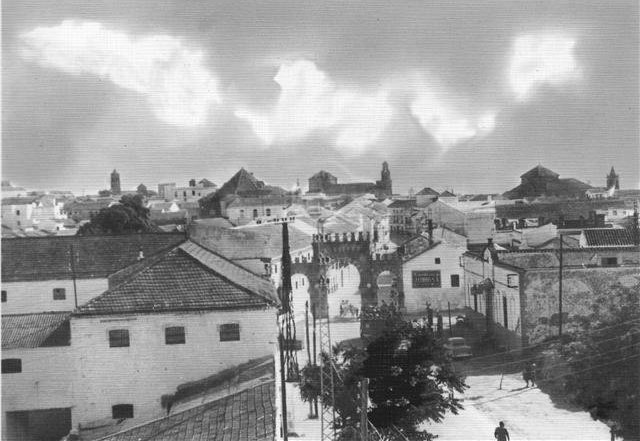 El primer derribo de los Arcos de la Puerta de Aguilar